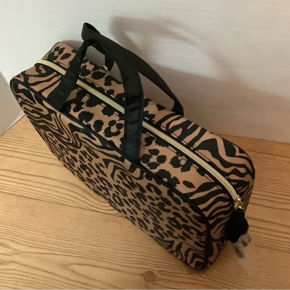NWT  Weekender Travel Cosmetic Bag - Picture 2 of 5